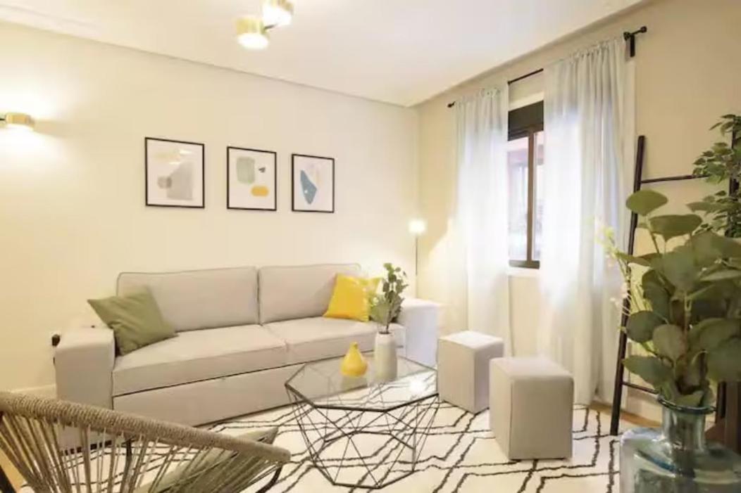 Guestready - Un Moderno Apartamento A Un Paso De La Plaza Mayor Madrid Luaran gambar